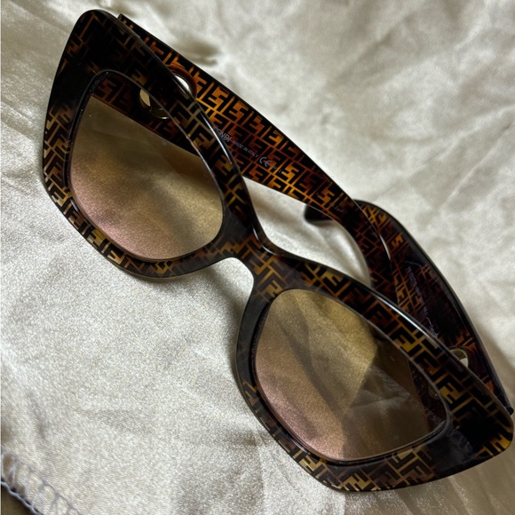FENDI sunglasses - Picture 1 of 8